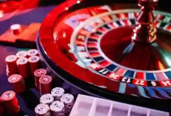 kitogel mobile app interface showing live-dealer tables and sportsbook menu on Android